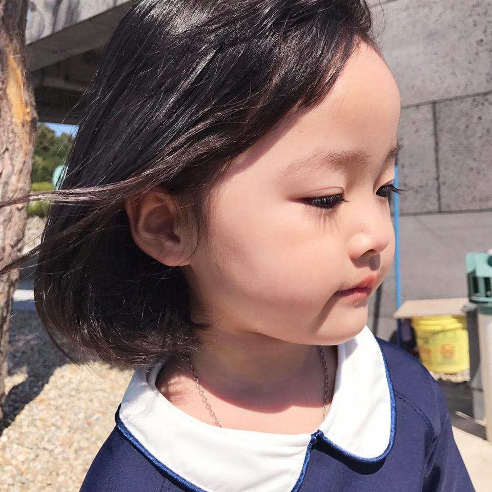 Nếu bạn yêu thích em bé dễ thương, Kwon Yul sẽ là một cái tên quen thuộc trong trái tim bạn. Hãy xem hình ảnh của bé và cảm nhận sự ngọt ngào và tình cảm mà bé mang đến.