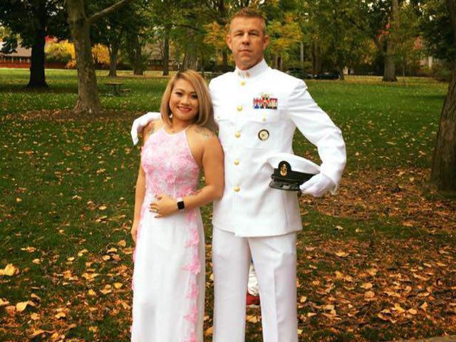 Lời cầu hôn của chàng lính hải quân Mỹ với cô gái Việt khiến cả nhà khóc giàn giụa