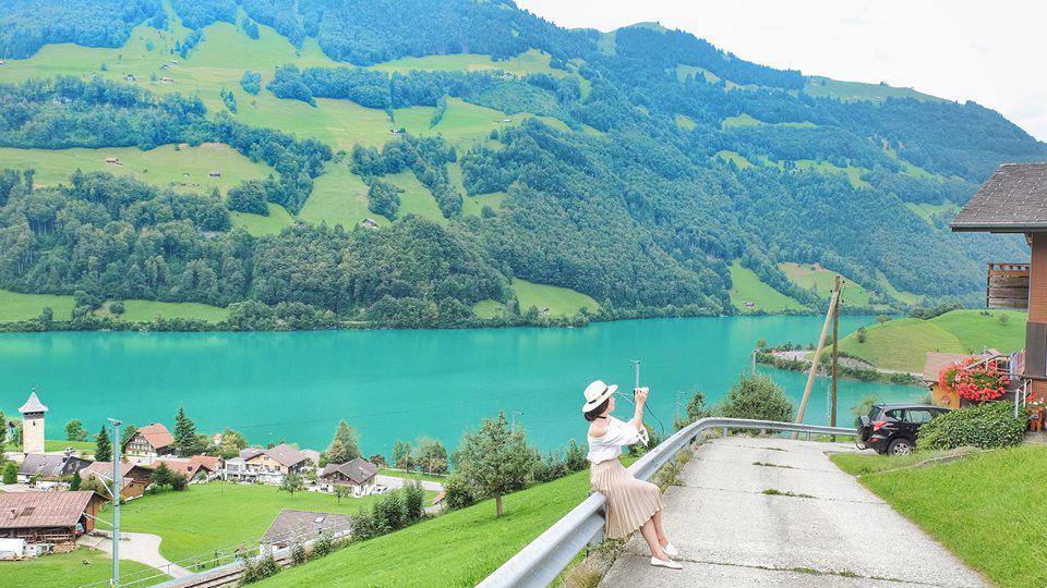 Nếu bạn đam mê du lịch và muốn khám phá những điều mới lạ, thì du lịch Thụy Sĩ sẽ là một lựa chọn tuyệt vời cho bạn. Với những chuyến đi này, bạn sẽ được trải nghiệm những hoạt động thú vị như đi leo núi, chèo thuyền trên những dòng sông trong xanh hoặc tham quan các địa danh du lịch nổi tiếng trong vùng.