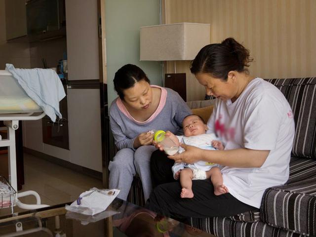 Sản phụ ở cữ mạnh tay chi 45 triệu đồng/tháng thuê người chăm sóc mẹ và bé