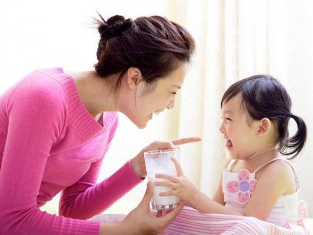 Đừng chỉ cho con uống sữa, bổ sung canxi cho trẻ theo cách này mới hiệu quả