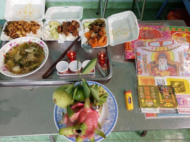 Chị em bó tay trước mâm cơm cúng sống vội của ông chồng