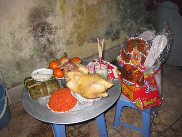 Mẹ chồng thắp hương xong, thấy con dâu định cắm cây hương vào mâm cỗ cúng bèn ngăn lại…
