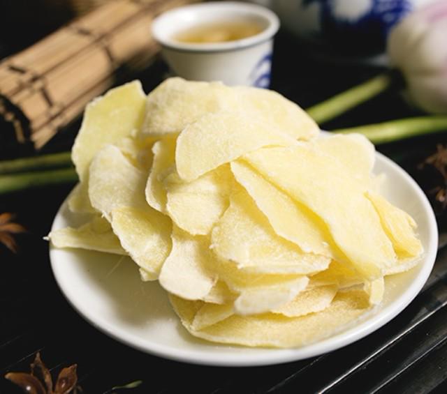 đĩa mứt gừng màu vàng,