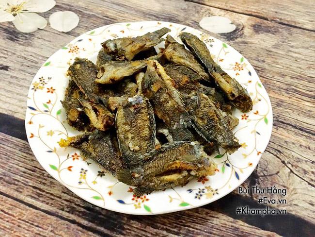 Cá rô đồng rán giòn, tràng heo luộc thơm ngon cho bữa cơm chiều