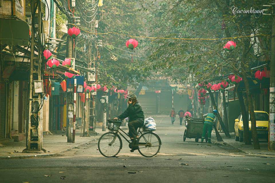 Đường phố tết Hà Nội là một trong những tuyệt tác đường phố kỳ thú tại Việt Nam. Hãy đến và chiêm ngưỡng những đường phố được trang trí phức tạp và sặc sỡ với mong muốn mang đến một lễ hội tết vui vẻ, hạnh phúc và an lành cho người dân và khách du lịch.