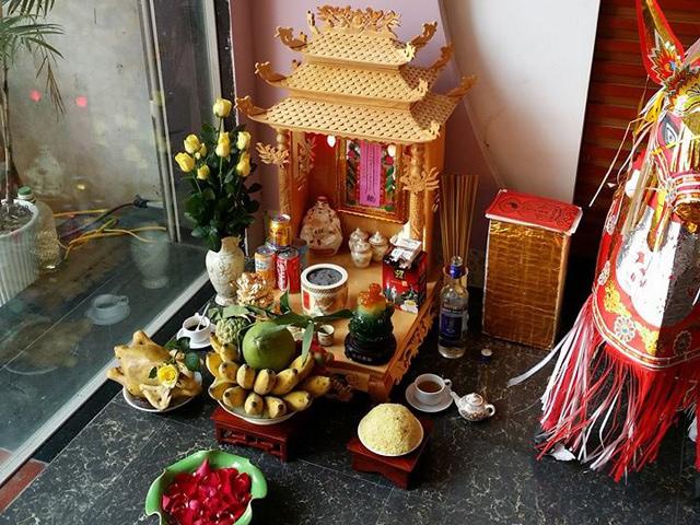 Đặt bàn thờ Thần Tài là nét đẹp tâm linh của người dân Việt Nam. Hình ảnh bàn thờ với các đồ dùng cúng tôn giáo sẽ giúp bạn hiểu rõ hơn về truyền thống này.