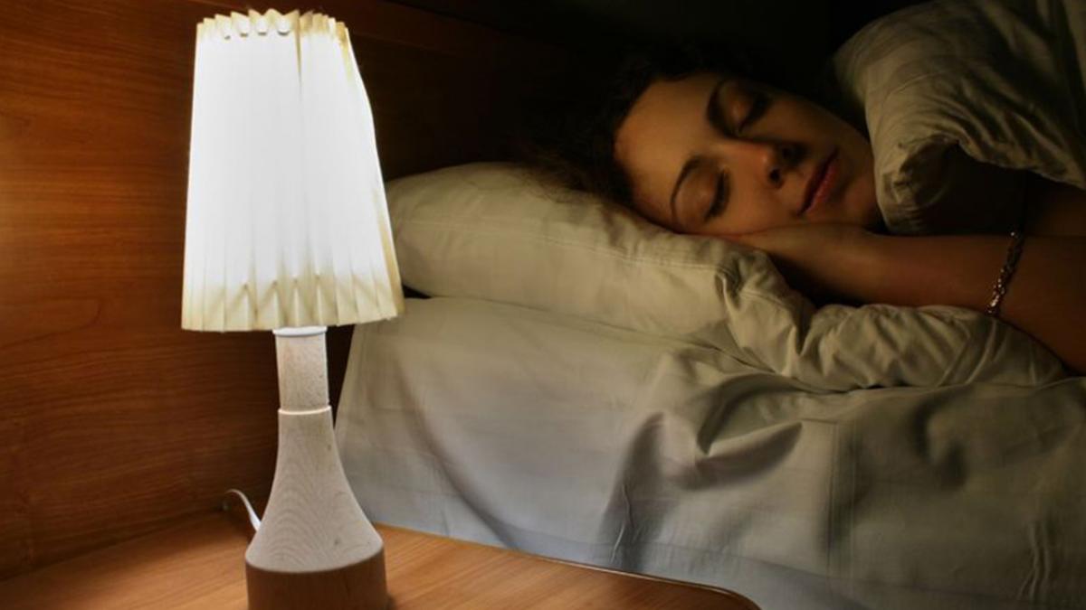 Bật đèn khi ngủ có tốt không? Sự thật bất ngờ về việc đèn ngủ có hại