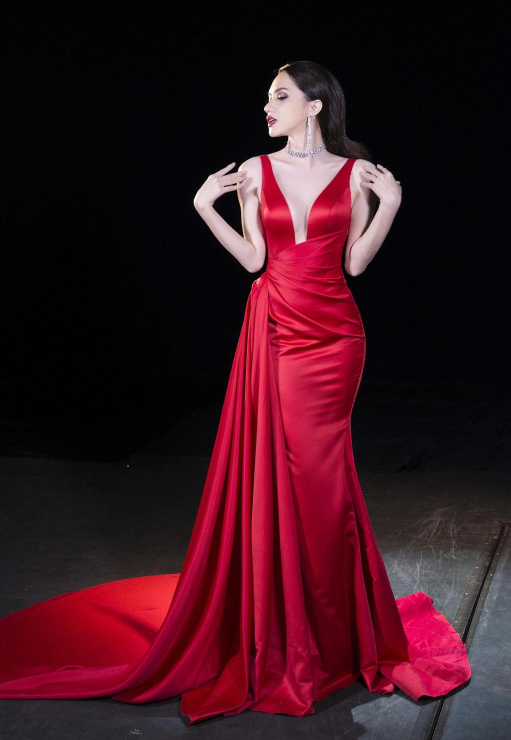 10 bộ váy tôn dáng của Hương Giang Idol  Ngôi sao