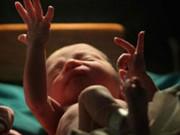 Phương pháp sinh con “thuận tự nhiên” đang gây tranh cãi gay gắt cụ thể là gì?