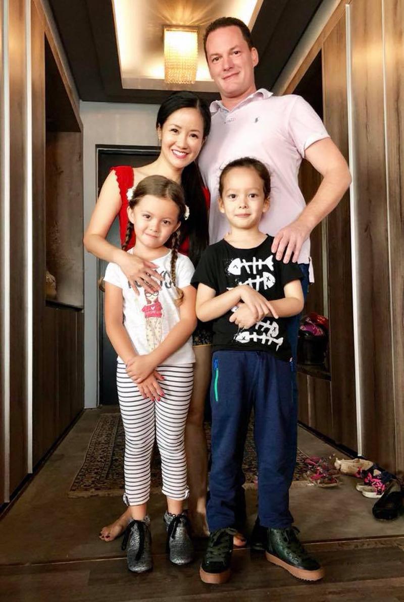 Sau 1 năm kết hôn, vợ chồng ca sĩ Hồng Nhung đón cặp con song sinh Tôm và Tép.

