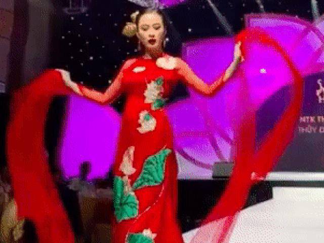 Angela Phương Trinh diện áo dài 100 triệu bung lụa làm Vedette trong BST hoa Sen