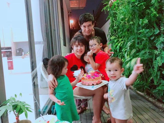Lý Hải cùng 4 đứa con tổ chức sinh nhật vui tưng bừng cho bà xã Minh Hà