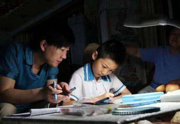 tre sau khi ra khoi truong, lam bai tap ve nha truoc hay choi truoc, su khac biet qua lon - 2