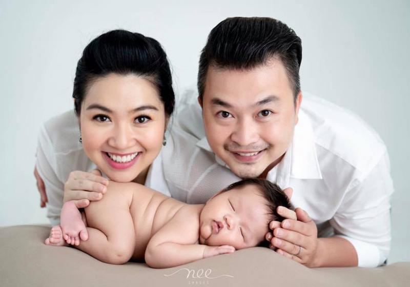 Hầu như tháng nào, Lê Khánh và Tuấn Khải cũng thực hiện một bộ ảnh cùng con trai. Trong bộ ảnh được chia sẻ cách đây vài tháng, nữ MC đã bắt đầu giảm cân dần dần.
