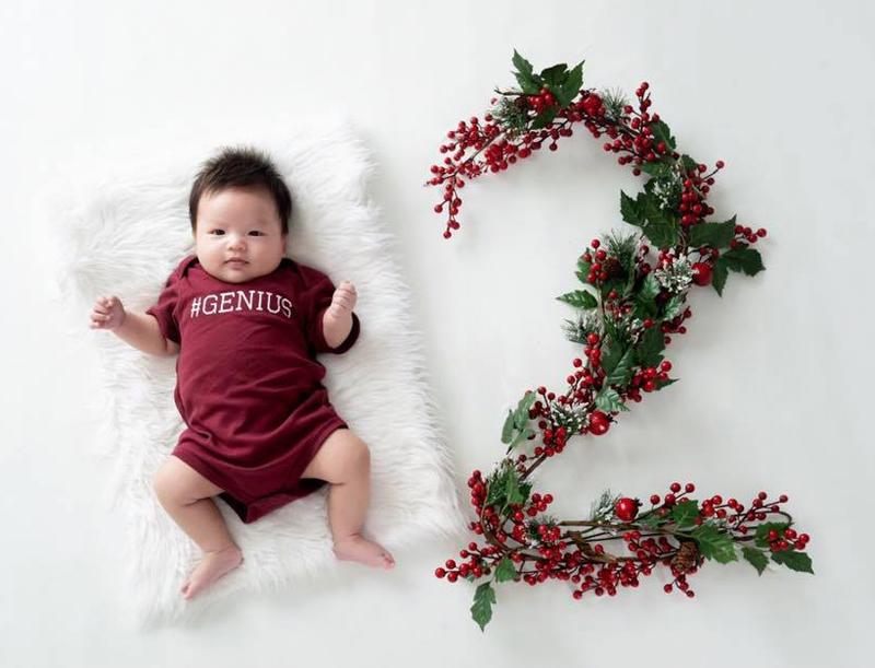 Những bức ảnh gia đình này được chụp trong dịp Giáng sinh vừa qua khi em bé Tuấn Khang đã rất cứng cáp và đáng yêu.
