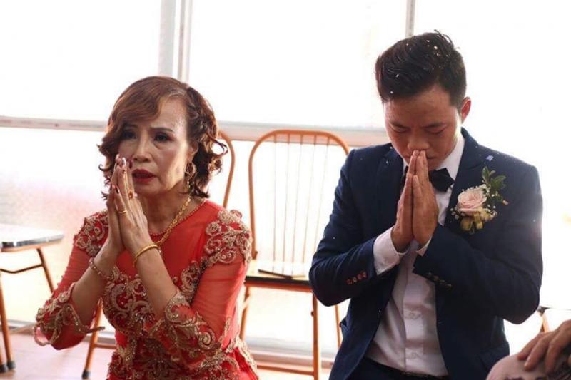 Năm 2018, cộng đồng mạng xôn xao vì đám cưới của cặp đôi lệch tuổi Thu Sao- Hoa Cương hi cô dâu 62 còn chú rể mới 26 tuổi. Trước khi phẫu thuật thẩm mỹ, trông họ như 2 mẹ con.
