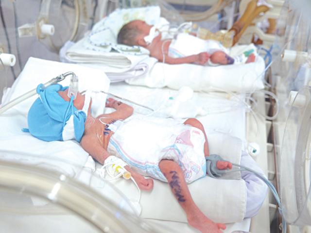 Em bé Hậu Giang sinh non 25 tuần nhỏ như chiếc bánh mì được nuôi sống kì diệu