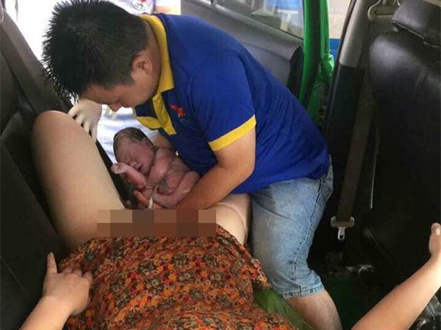 Dân mạng hoan hô anh lái taxi đỡ đẻ quá siêu, đến khi biết sự thật mới ngã ngửa
