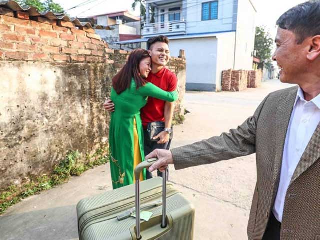 Sao Việt 24h: Về quê ăn Tết, Quang Hải cười tít mắt khi được mẹ đón