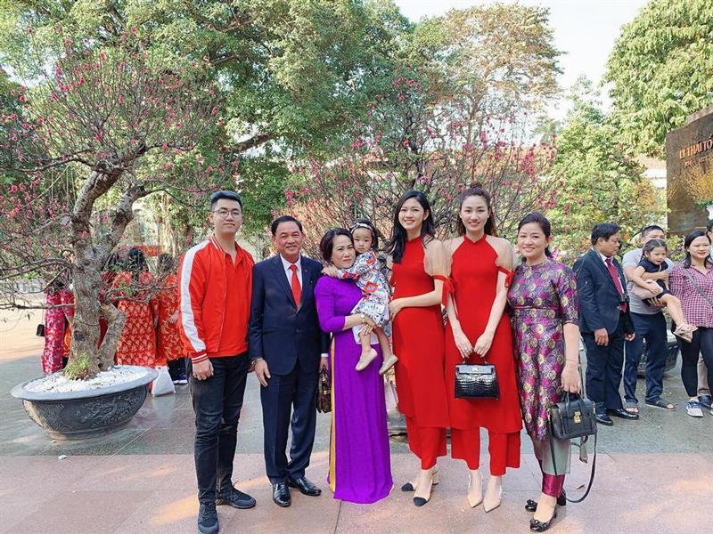 Cặp chị em Á hậu duy nhất của showbiz Việt Trà My và Thanh Tú cùng nhau xúng xính áo dài đôi  tông màu đỏ những ngày đầu năm mới bên gia đình. 
