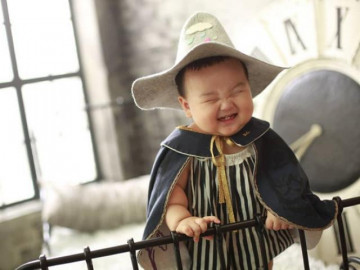 Cậu bé 2 tuổi gây sốt mạng xã hội bởi cặp má phính và biểu cảm hài hước