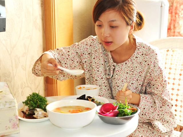 6 hiểu lầm về ăn uống nói mãi mẹ vẫn mắc phải khi mang thai