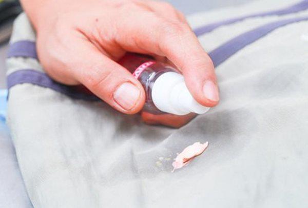 Cách Tẩy Kẹo Cao Su Dính Vào Quần Áo Dễ Dàng Bằng Đá Lạnh