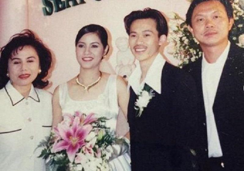 Hình ảnh hiếm hoi trong lễ cưới của Hoài Linh cùng người vợ bí mật ở tuổi 29. Sau lễ cưới vào năm 1997, Hoài Linh bảo lãnh vợ sang Mỹ. 14 năm sau đó, họ ly hôn.
