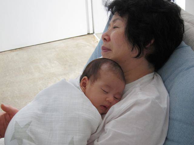 3 lý do khiến nhiều mẹ Việt giật mình nghĩ lại có nên cho con ngủ cùng ông bà không?