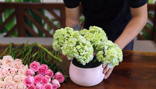 Cách cắm hoa hồng đẹp đơn giản phù hợp với mọi không gian trang trí - 2