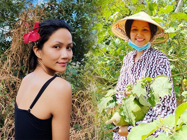 Đầu thập kỷ, HHen Niê vẫn trung thành đội nón lá, mặc đồ bộ đi làm rẫy