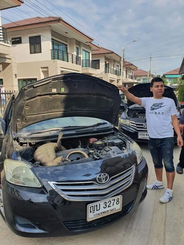 khong khoi dong duoc o to, nguoi dan ong choang vang khi mo nap capo - 1