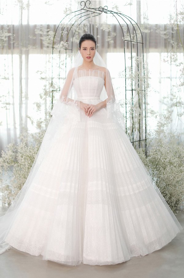Mẫu váy cưới xếp tầng tay dài nhiều lớp bồng bềnh cho cô dâu