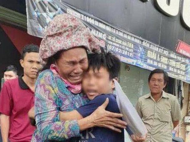 Điều kỳ diệu cuối năm, bà mẹ bán vé số tìm được con trai sau hơn 1 năm đi lạc