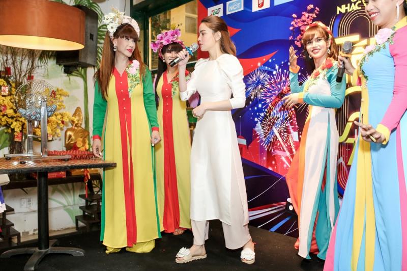 mua ca loat giay hieu khong xai, ha ho chon mang dep le voi ao dai day pha cach - 11