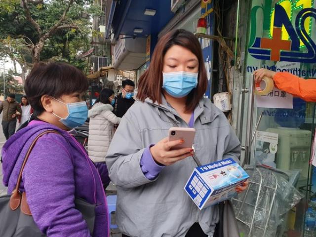 Lo sợ dịch virus corona: Khẩu trang y tế cháy hàng, 150.000 đồng/hộp cũng không có để mua