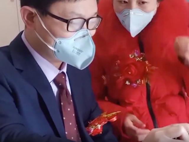 Đám cưới giữa mùa virut corona: Cô dâu chú rể đeo khẩu trang, không một ai đến dự