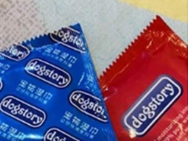 Tưởng con gái để bao cao su trên bàn phòng khách, mẹ xấu hổ khi nhận ra sự thật