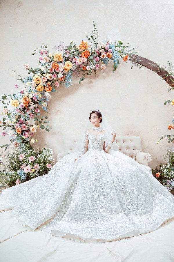Chỉ 1 bức ảnh chụp cùng Đức Phúc mà cô dâu Quỳnh Anh để lộ điểm đặc biệt ở  chiếc váy cưới cổ tích