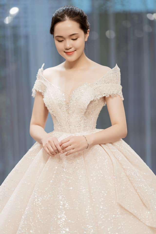 Váy cưới của Quỳnh Anh Không phải vài trăm triệu mà trị giá 1 tỉ đồng  trong mắt NTK bộ váy này là vô giá