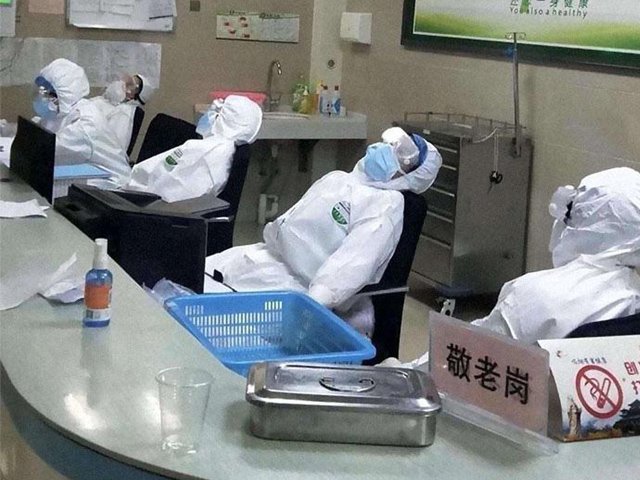 Các bác sĩ điều trị cho bệnh nhân nhiễm nCoV phải mặc tã làm việc, thở oxy vì kiệt sức