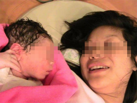 Sinh con thứ 3 tại nhà, mẹ SG nhập viện vì mất máu nhưng không cho bác sĩ điều trị