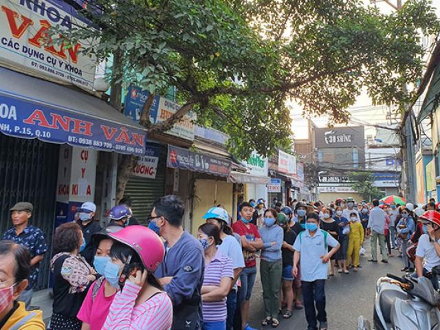 Hàng trăm người xếp hàng mua khẩu trang, bức xúc khi bảo vệ của cửa hàng nói đã hết số