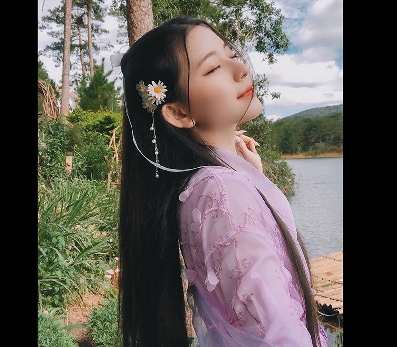 Nguyễn Ngọc Phương Vy (nickname: Bâu, sinh năm 2000) là một trong những girl xinh đình đám với gần 400k người follow trên Instagram. Cô cũng thuộc thành viên của hội hot girl thế hệ mới đình đám trên mạng xã hội.
