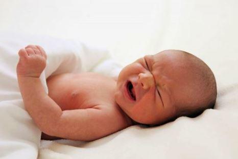 7 cách làm trẻ sơ sinh hết giật mình hoảng hốt, ngủ ngon - 1