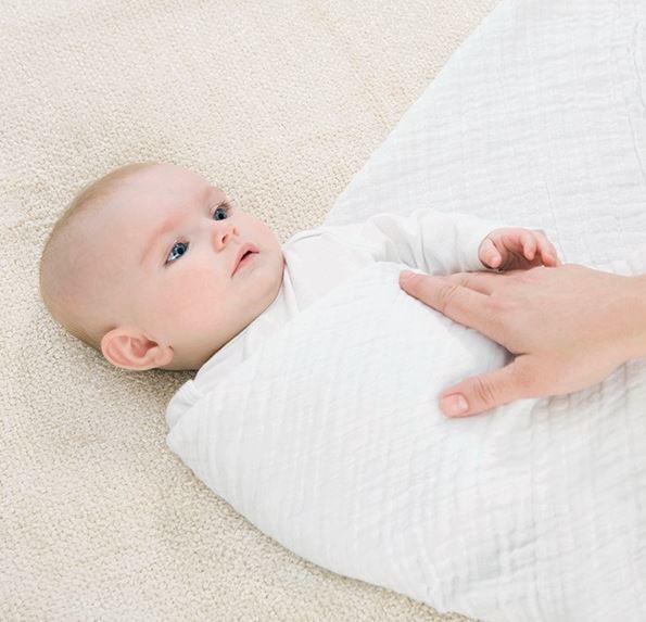 7 cách làm trẻ sơ sinh hết giật mình hoảng hốt, ngủ ngon - 3