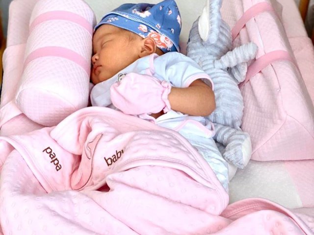 Con mới sinh đã gặp sự cố, 2 ngày tuổi Quốc Cơ phải đẩy bé vào phòng phẫu thuật
