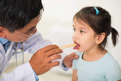 Bé viêm họng sốt cao liên tục phải làm sao? - 1