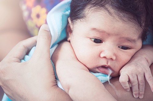 Trẻ sơ sinh hay vặn mình và ọc sữa, mẹ phải xử lý như thế nào? - 1
